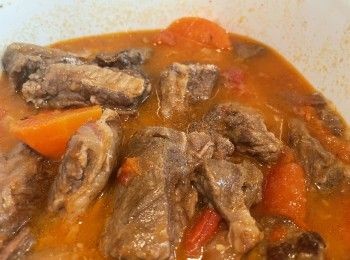 step8: 另開一個煲或鑊，加入3湯匙牛油加熱，加入麵粉，攪成麵糊，慢慢加入蔬菜連湯，攪拌成你喜歡的濃稠度，再加入牛肋腩，加少少鹽調味，燴一陣即完成。