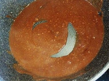 step8: 燒熱油，炒熱<span class="group_2">醬汁</span>