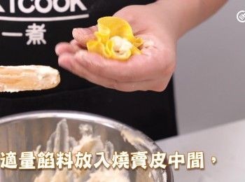 step7: 將適量餡料放入燒賣皮中間，握成燒賣狀