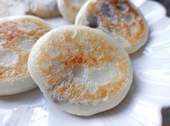 step5: 熱平底鑊下少許油，用中小火將燒餅煎至兩面金黃色即成！