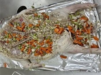 step5: 用繩固定手腳，165℃焗25分鐘