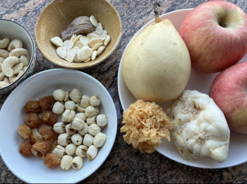 step1: 蓮子用水洗乾淨，浸軟，去蓮芯；黃金雪耳用水洗乾淨，浸軟，剪掉底部深黃色部分，剪小塊；南北杏、蜜棗和腰果用水洗乾淨，浸泡30分鐘；桂圓肉用水洗乾淨備用；蘋果和雪梨用水洗乾淨，削皮，切塊，去芯；鮮百合剝成小塊 ，用水洗乾淨