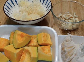 step1: 雪耳用水清洗，浸泡一至兩小，剪走底部深黃色的部分，再剪成小塊備用；乾百合和腰果用水清洗，浸泡30分鐘；南瓜用水清洗，用刷子擦乾淨表皮，切開後將南瓜瓤和南瓜籽挖出，再放入煲湯袋；南瓜肉連皮切大塊