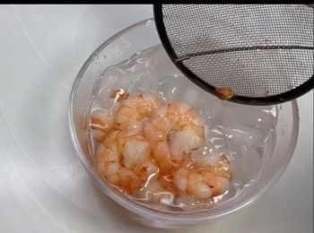 step3: 將蝦冰鎮一會兒，使肉質更彈牙。