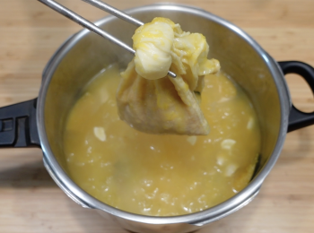 step3: 取出煲湯袋，加鹽調味