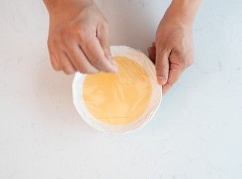 step4: 用微波爐保鮮紙包緊，再以牙簽刺穿小孔