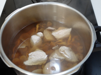 step3: 一般鍋：多加水，大火煲滾轉小火煲1小時，加入瘦肉，再煲1小時即可