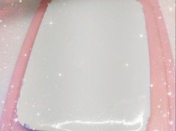 step3: 倒入模具中（先舖上保鮮紙），放進雪櫃冷藏至凝固，脫模，切粒，放進雪櫃冷藏，備用