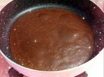 step5: 將平底鑊反轉（倒扣在放涼架上），<span class="group_1">餅皮</span>便會自然脫落，再將<span class="group_1">餅皮</span>舖平在放涼架上，放涼 2. 然後將平底鑊放在濕毛巾上（約10-20秒；有助降溫；每完成1片<span class="group_1">餅皮</span>，平底鑊都需要降溫；否則粉漿會因平底鑊溫度太高而太快凝固，無法均勻分布整個平底鑊）