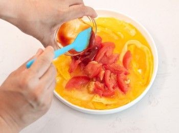 step7: 加入番茄塊、茄汁及鹽拌勻