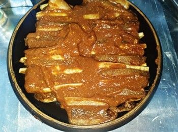 step12: 淋上<span class="group_2">醬汁</span>，蒸2小時