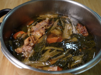 step3: 一般鍋：多加水，大火煲滾，轉小火煲1小時，加入鹹豬骨，再煲1小時