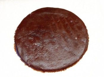 step7: <span class="group_2">Oreo忌廉內餡</span>： 1. 先將Oreo餅乾打碎，備用 2. 淡忌廉加入糖，用電動打蛋器以「5 檔」打至8成企身（即硬性發泡，拿起打蛋器尾巴呈現挺立尖角的狀態；打發時間約1-1.5分鐘；不時留意忌廉的變化，打至有紋路就要加倍留意，如打得太耐會唔夠滑，過度打發亦會使忌廉油水分離，變成牛油狀，若出現此情況，可加2湯匙未打發的忌廉手打至回復正常）