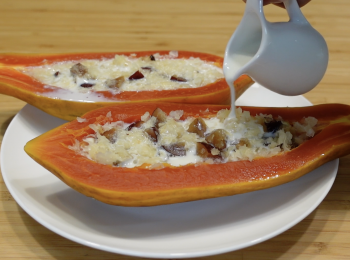 step5: 蒸好攪拌一下雪耳碎和紅棗粒，倒入牛奶