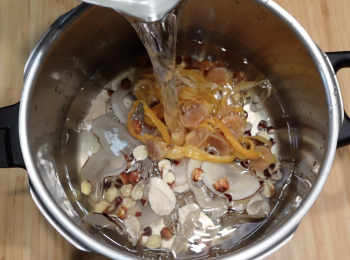 step2: 除了瘦肉外，將其他材料放入壓力鍋，加水煲；壓力鍋：大火加壓至第二條壓力線，轉小火煲5分鐘，關火解壓後，加入瘦肉，大火加壓至第二條壓力線，轉小火煲10分鐘，關火解壓後，打開蓋大火煲10分鐘
