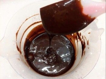 step3: 預熱電烤爐2分鐘（待紅燈亮起計），在烤盤上塗上少許油