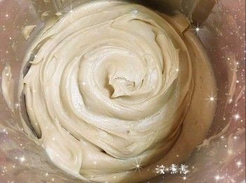 step5: 加入糖、牛油（需趁熱）和淡忌廉，再逐少加入鮮奶（需分次加入，調整濃稠度），用攪拌機打成栗子茸，待涼