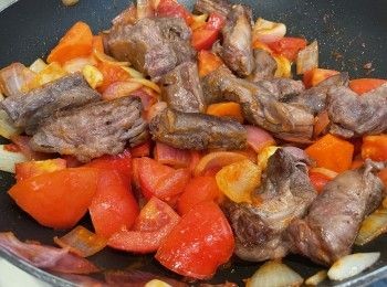 step3: 牛肋腩落鑊煎封表面，盛起備用，鑊中牛油保留