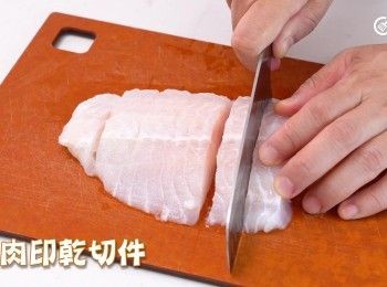 step1: 魚肉印乾切件，用攪拌機慢速打成魚蓉