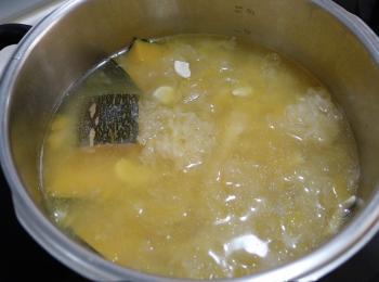 step2: 將所有材料放入壓力鍋，加水煲，壓力鍋：大火加壓至第二條壓力線，轉小火煲5分鐘，關火等解壓，解壓後開蓋大火煲10分鐘即可；一般鍋：多加水，大火煲滾，轉小火煲1小時