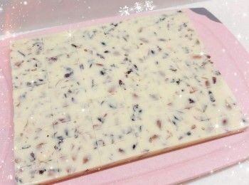 step6: 然後，將鳥結糖從模具取出，切件，即成（從雪櫃取出於室溫放置一會，待其回溫後較易切開）