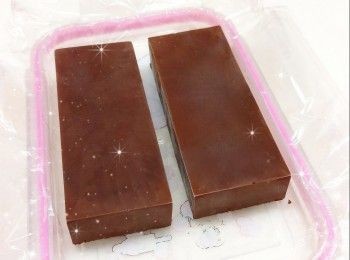step4: 先在模具塗上一層朱古力溶液（模具需用廚房紙抹上一層薄薄的油，只需薄薄一層便可，否則朱古力層的凝固會不均勻；由於脆皮外層會塗第2層黑朱古力溶液，使成品呈現乳豬脆皮微焦的效果，所以只需薄薄一層朱古力溶液便可，不需太均勻），放進雪櫃冷藏約10-15分鐘至凝固（必需待完全凝固，才可再塗第2層）