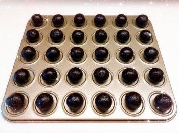 step2: 用篩逐少加入低筋麵粉、高筋麵粉和可可粉（分3次，加到第3次時可用手將粉團搓勻至光滑） 2. 將粉團分成一份份（12 g；可用小圓匙分份），搓圓，再略為壓扁（不可太扁，焗出來會太薄）