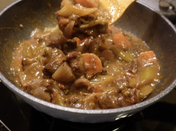 step4: 取出真空內鍋，加熱，加黑胡椒碎和香草，大火煮10分鐘，關火加鹽調味，如果你想醬汁更濃稠，可以加加粟粉水，小火將醬汁煮至濃稠