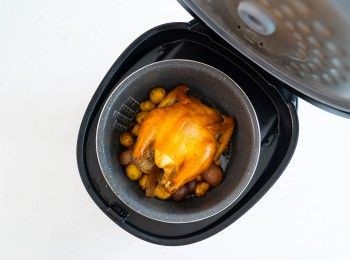 step11: 用牙簽篤雞髀最厚肉部份，如流出的是雞油即代表熟透