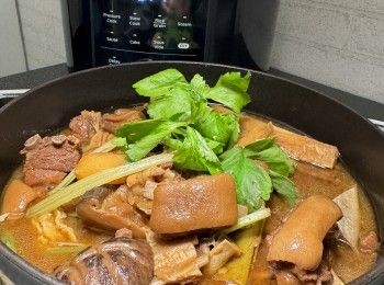 step2: 冬菇浸軟後去菇蒂，馬啼洗淨去皮，薑、蒜頭和去皮輕拍扁炸枝竹用水浸軟，竹蔗一開四再拍一拍扁