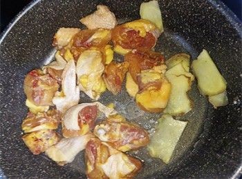 step2: 爆香薑片及雞件