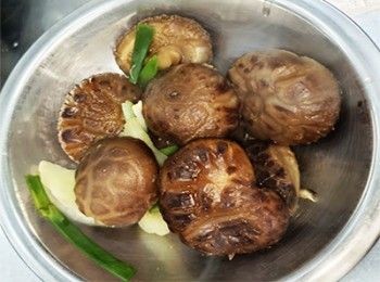 step5: 冬菇用薑蔥水浸至軟身