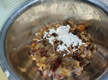 step13: 餘下餡料加少量生粉拌勻