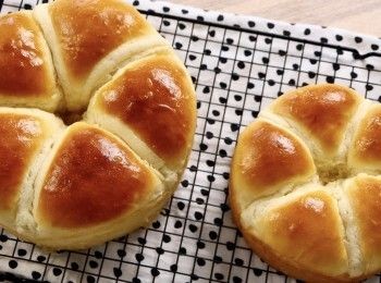 step1: 準備奶黃餡料, 加入蛋黃 、糖、玉米澱粉、奶粉，攪拌均勻直至沒有顆粒。加入牛奶、融化牛油，攪拌均勻。

開小火，不停攪拌蛋漿。
蛋漿需要 大約4-5 分鐘才開始形成凝塊
將奶黃餡放入碗中，放入冰箱備用。

除了牛油，加入所有主麵團材料，攪拌所有材料直至沒有乾粉。
靜置15分鐘
用指尖將所有材料整合在一起，拍打並折疊麵團15分鐘直至形成基本麵團。
麵團成型後，轉移到工作台上。加入牛油後，揉麵團10-12分鐘。
第一次發酵 45 分鐘 (38°C)

從冰箱取出奶黃餡
準備12克 x