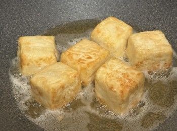 step3: 深煎鍋 凍鑊加入足夠油份再加熱，加入絹豆腐，每面煎成脆面，盛起放在碟中