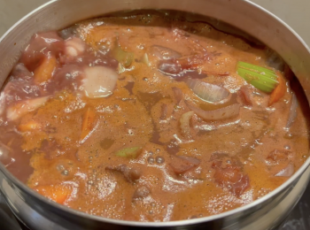 step3: 把所有材料移至真空鍋，加紅酒、雞湯和茄膏，開大火，加水至蓋過所有<span class="group_1">食材</span>，煮至大沸，轉小火煮10分鐘，蓋蓋，將真空內鍋放入外鍋，蓋蓋，靜置2小時