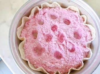 step4: 蒸籠放上蒸籠布...均勻地洒上白砂糖...再倒入米粉...於粉中開幾個小洞...