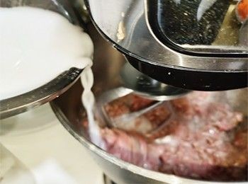 step6: 分次加入生粉水