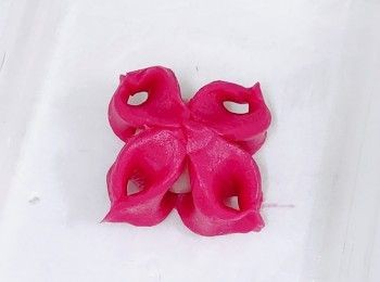 step9: 另一做法..將白豆蓉放於中間...於每邊中間切一刀..將兩尖端粘著..形成另一花形..