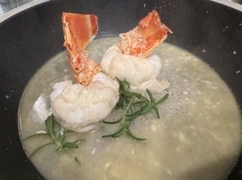 step2: 蒜蓉煎香後，加啲雞湯和rosemary, 雞湯煮熱後，蓋蓋煮1分鐘，離火備用，處理意粉🍝，意粉包裝烹調時間減2分鐘