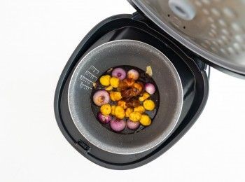 step6: 加入<span class="group_2">調味料</span>煮至微滾