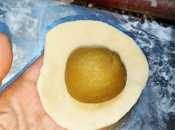 step33: [組合] 放上蓮蓉饀