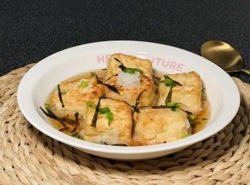 step4: 湯料混合，味道可以自己調節，湯料加入炸豆腐中，炸豆腐放上大根/蘿蔔蓉及紫菜絲，即完成。