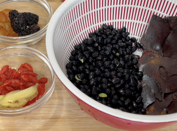 step1: 黑豆可炒一炒，用水洗淨，浸泡1小時；南棗、桂圓、杞子和薑片用水洗淨備用；製何首烏用水洗乾淨，用何首烏煲湯時，有幾個需要注意的地方，可參考Youtube 影片
