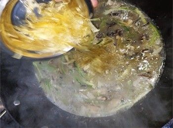 step18: <span class="group_3">魚羹</span> 加入腐皮絲，煮滾