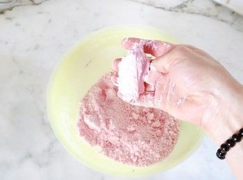 step2: 用手捏一塊在掌心壓緊..手張開時米粉可以結成塊狀..而不是小碎狀散開..再用大拇指稍微壓下時..米粉也會呈大塊狀分開...即表示已搓到適合濕度..