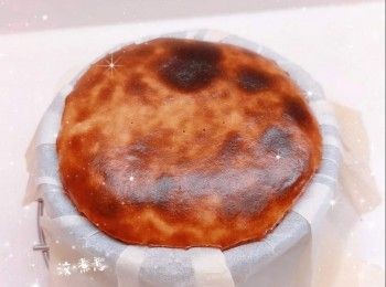 step6: 完成後，將蛋糕模在已墊枱布的桌面上輕摔兩下（使熱氣散走），放涼，將蛋糕放進雪櫃冷藏1晚，脫模，撕開牛油紙，即可