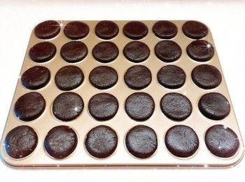 step3: 預熱5分鐘（160°），放中層，焗約25-30分鐘（時間視乎厚薄而定） 2. 然後再焗1-2分鐘（220°）至表面金黃（調高溫度上色） 3. 最後用餘溫再焗3-5分鐘（餘溫可令曲奇更上色和脆口），放涼，即可