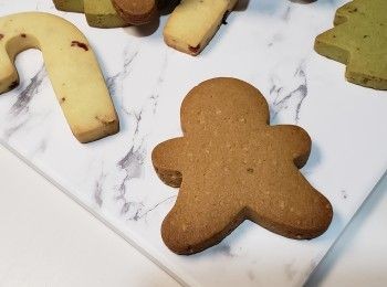 step3: 小紅莓 / 合桃碎 / 榛子碎分别加入拌勻
推開成長型或方型
放雪櫃冰半小時以上