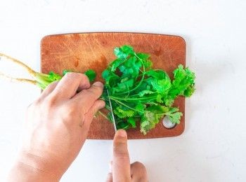 step1: 芫荽切碎備用